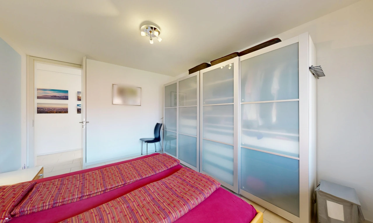 zimmer / schlafzimmer mit gipskartonwand, drywall, und inside property