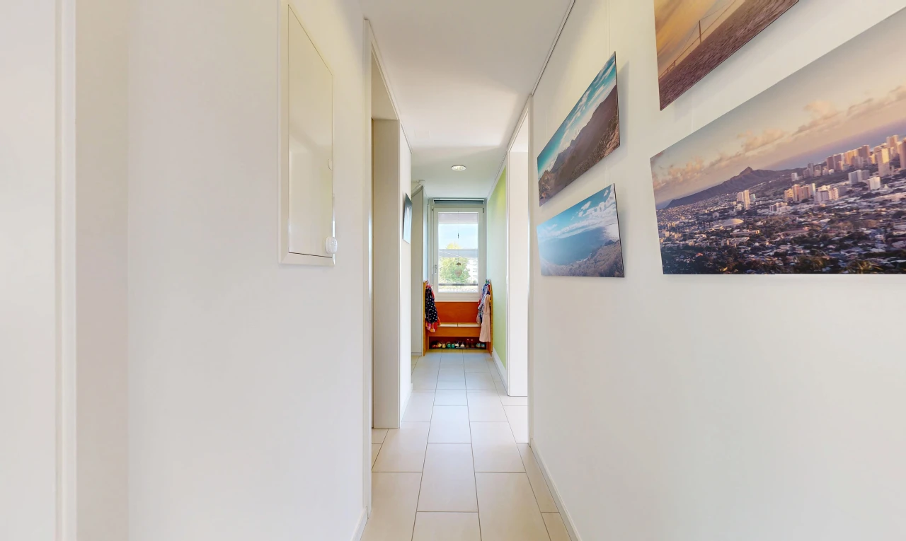 halle / korridor mit gipskartonwand, drywall, light floor, inside property, und fliesenboden