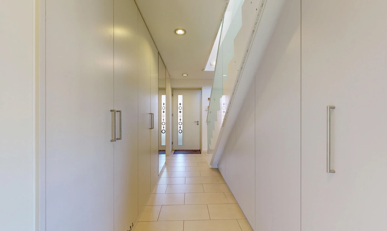 halle / korridor mit light floor, einbauleuchten, treppen, und inside property