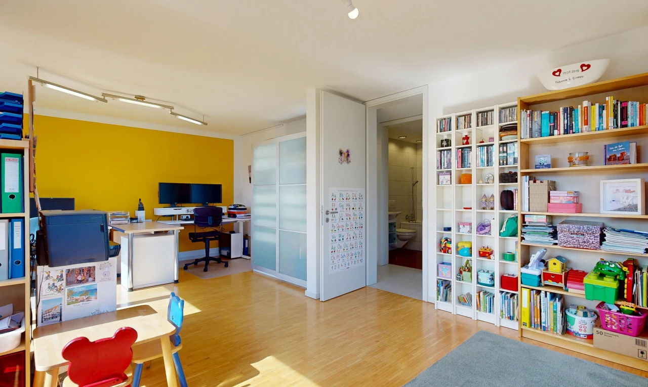 büro mit deckenbeleuchtung, gipskartonwand, drywall, bürobereich, und holzfußboden
