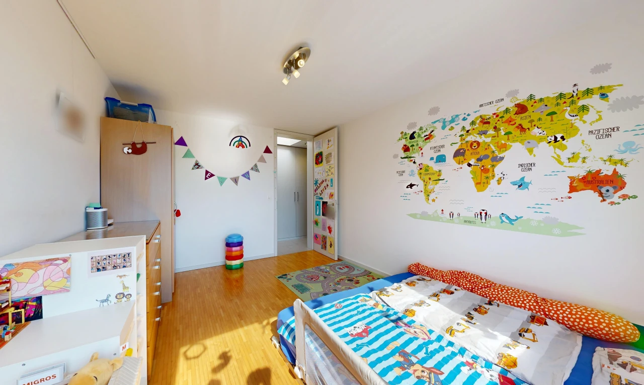 zimmer / schlafzimmer mit gipskartonwand, drywall, holzfußboden, wood finish floor, und inside property