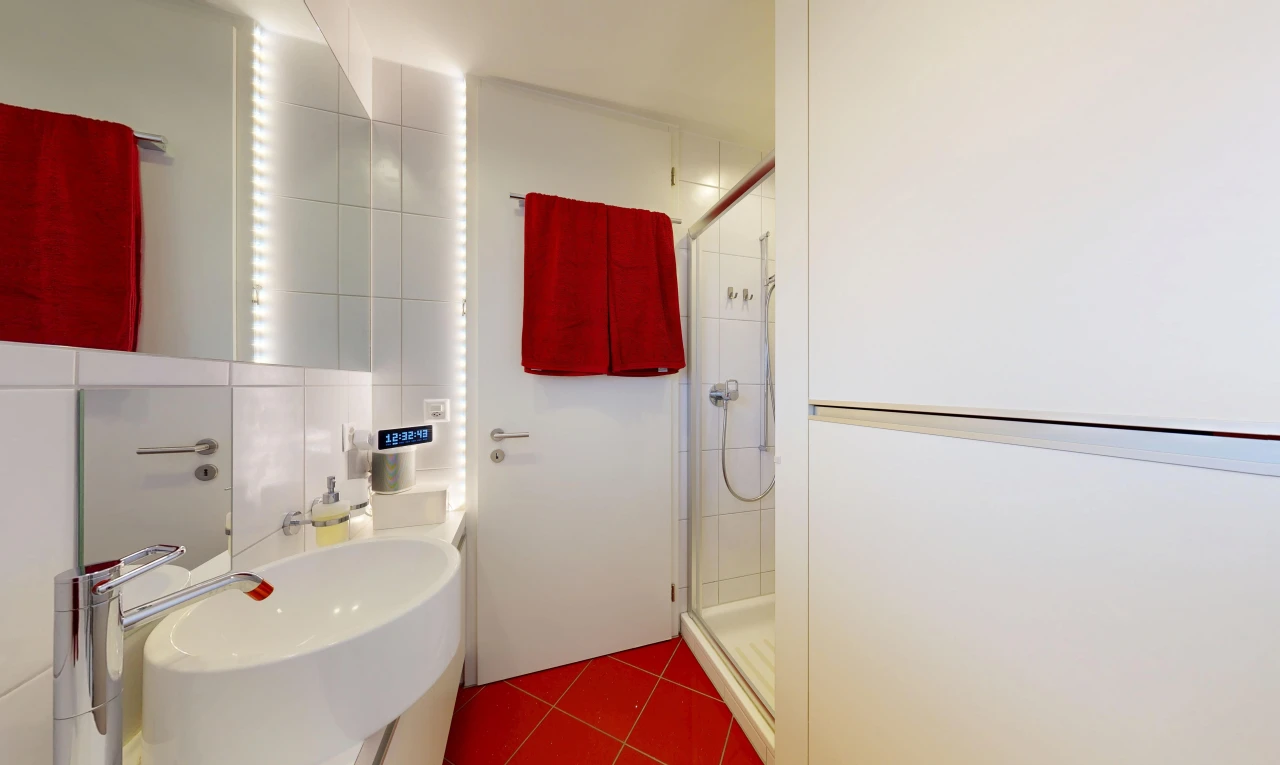 bad mit dusche, komplettes badezimmer, fliesenboden, tile floor, und inside property