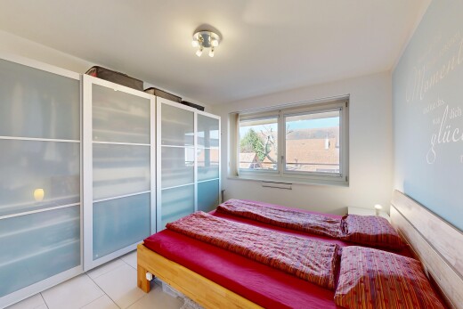 zimmer / schlafzimmer mit gipskartonwand, drywall, fliesenboden, tile floor, und light floor