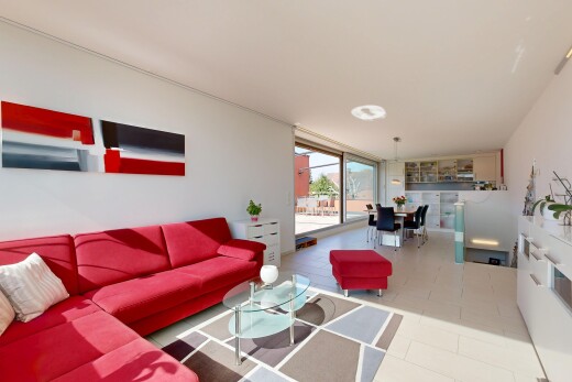 wohn- / esszimmer mit gipskartonwand, drywall, inside property, light floor, und außenzugang