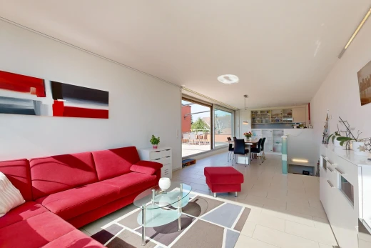 wohn- / esszimmer mit gipskartonwand, drywall, inside community, light floor, und außenzugang