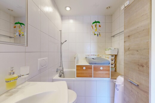 bad mit komplettes badezimmer, fliesenwand, tile wall, kombiniertes bad / dusche, und spiegel