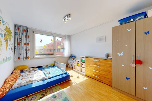 zimmer / schlafzimmer mit gipskartonwand, drywall, holzfußboden, wood finish floor, und inside property