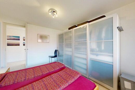 zimmer / schlafzimmer mit gipskartonwand, drywall, und inside property