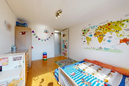 zimmer / schlafzimmer mit gipskartonwand, drywall, holzfußboden, wood finish floor, und inside property