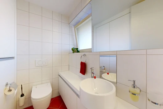 bad mit fliesenwand, tile wall, waschbecken, schminktisch, und inside property