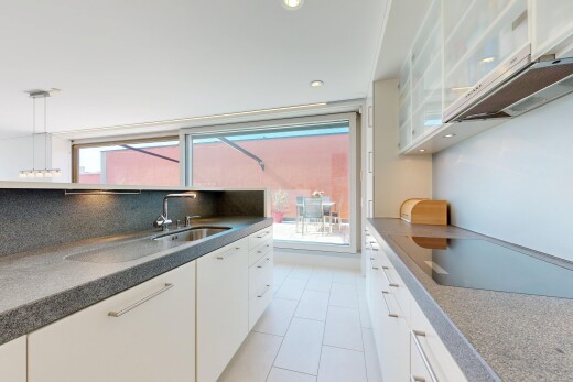 küche mit schränke mit glastüren, glass insert cabinets, dark countertops, weiße schränke, und white cabinets