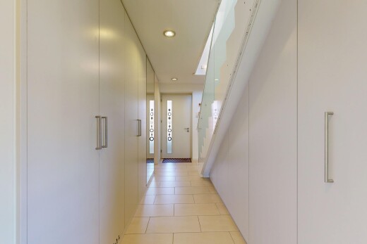 halle / korridor mit light floor, einbauleuchten, treppen, und inside property