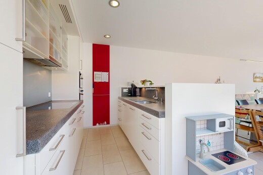 küche mit arbeitsplatten, dark countertops, weiße schränke, white cabinets, und schränke mit flachen paneelen