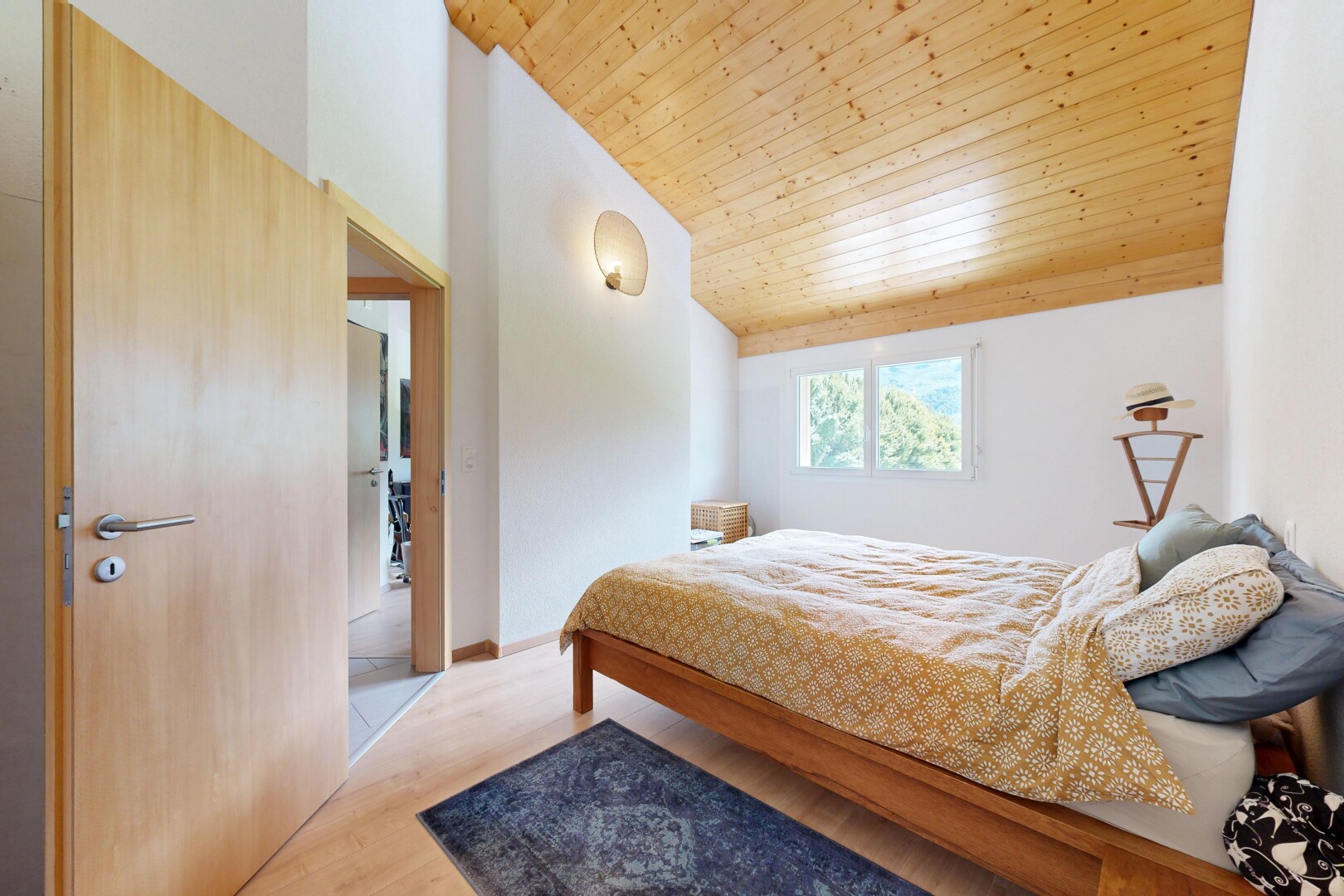 zimmer / schlafzimmer mit dachschräge, vaulted ceiling, natürliches licht, natural light, und holzdecke