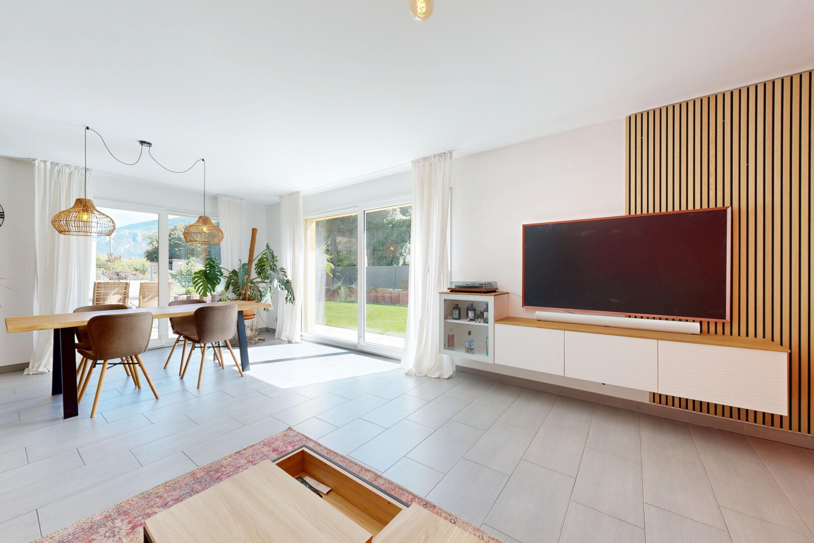 wohn- / esszimmer mit fernseher, natürliches licht, natural light, inside property, und gipskartonwand