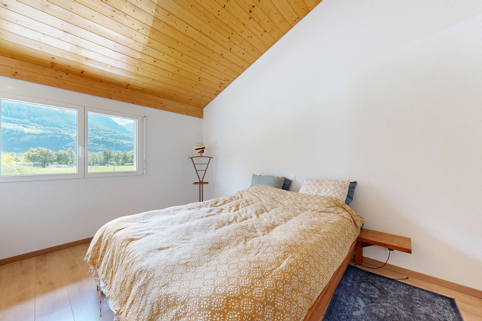zimmer / schlafzimmer mit dachschräge, vaulted ceiling, sockelleisten, gipskartonwand, und baseboards wall