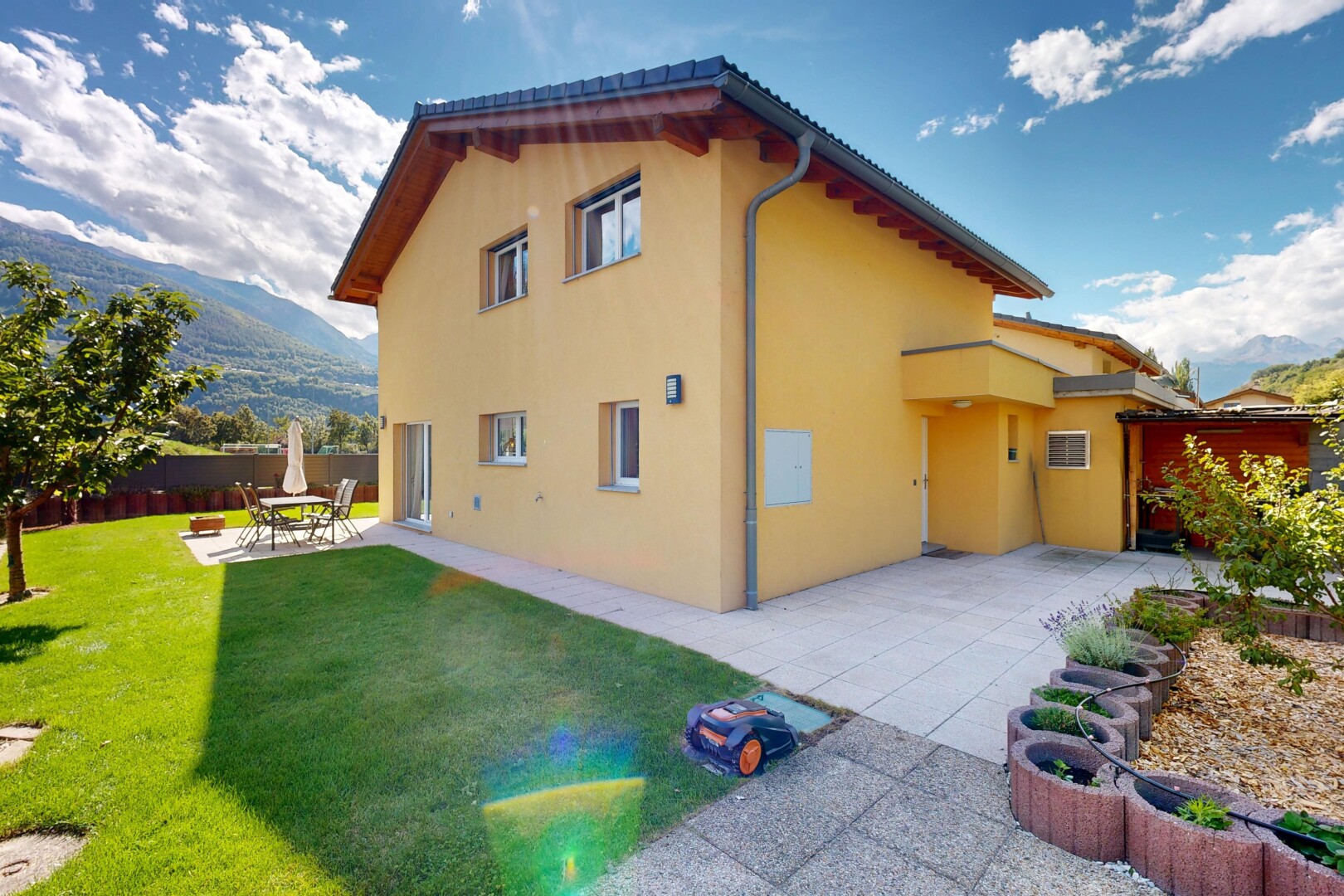 außenansicht mit zaun, property visible, stuckverkleidung, blick auf die berge, und mountain view