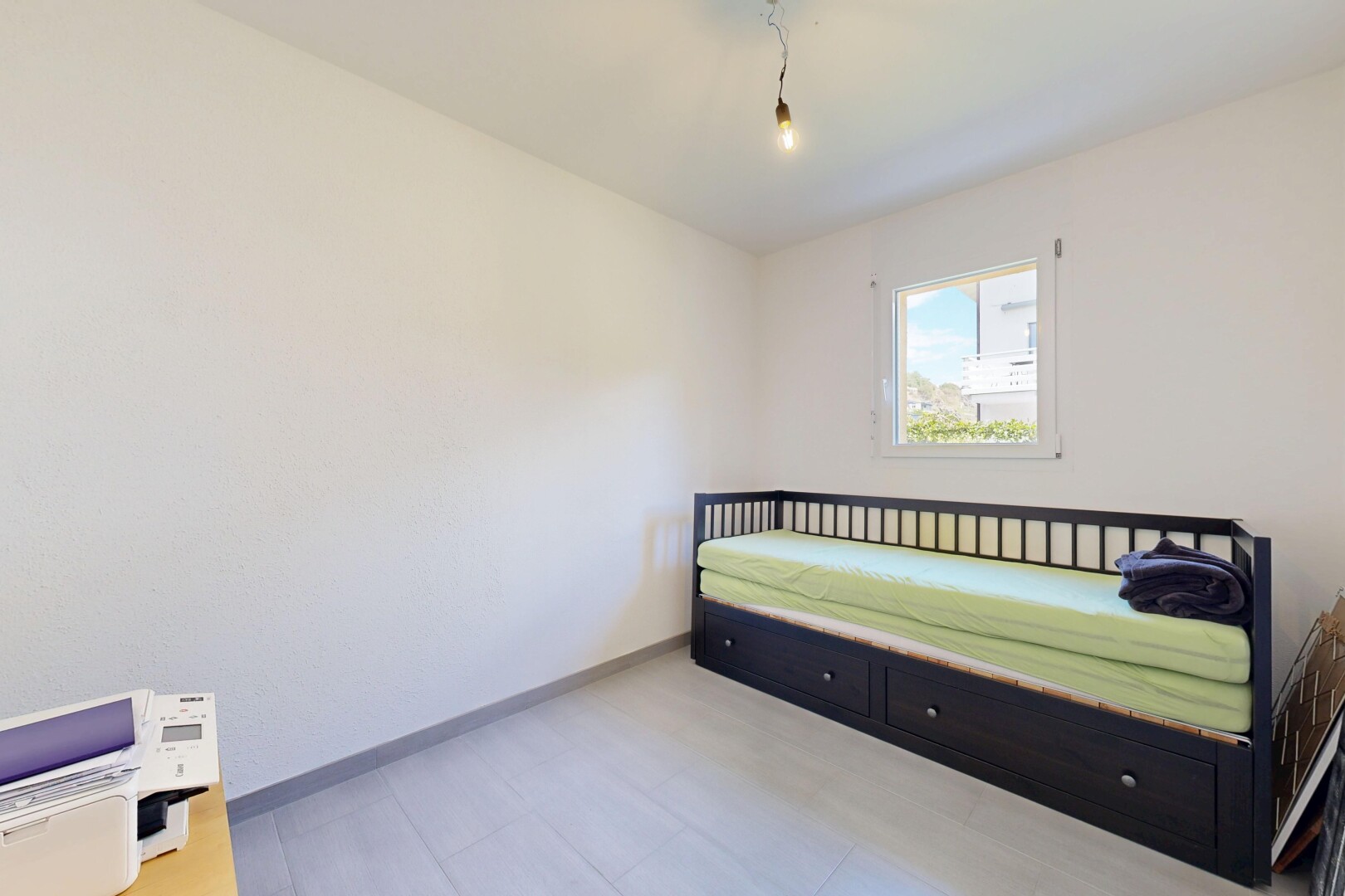 zimmer / schlafzimmer mit gipskartonwand, drywall, natürliches licht, natural light, und sockelleisten