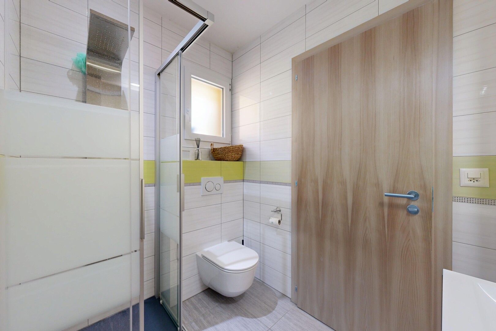 bad mit komplettes badezimmer, inside property, fliesenwand, tile wall, und dusche