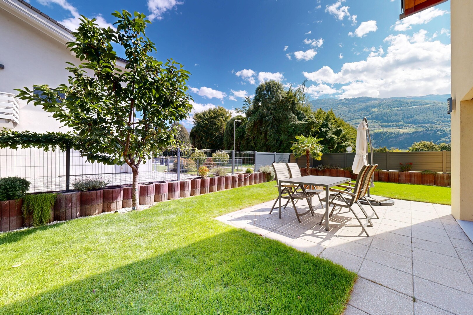 terrasse mit zaun, from property, rasen, day time, und terrasse