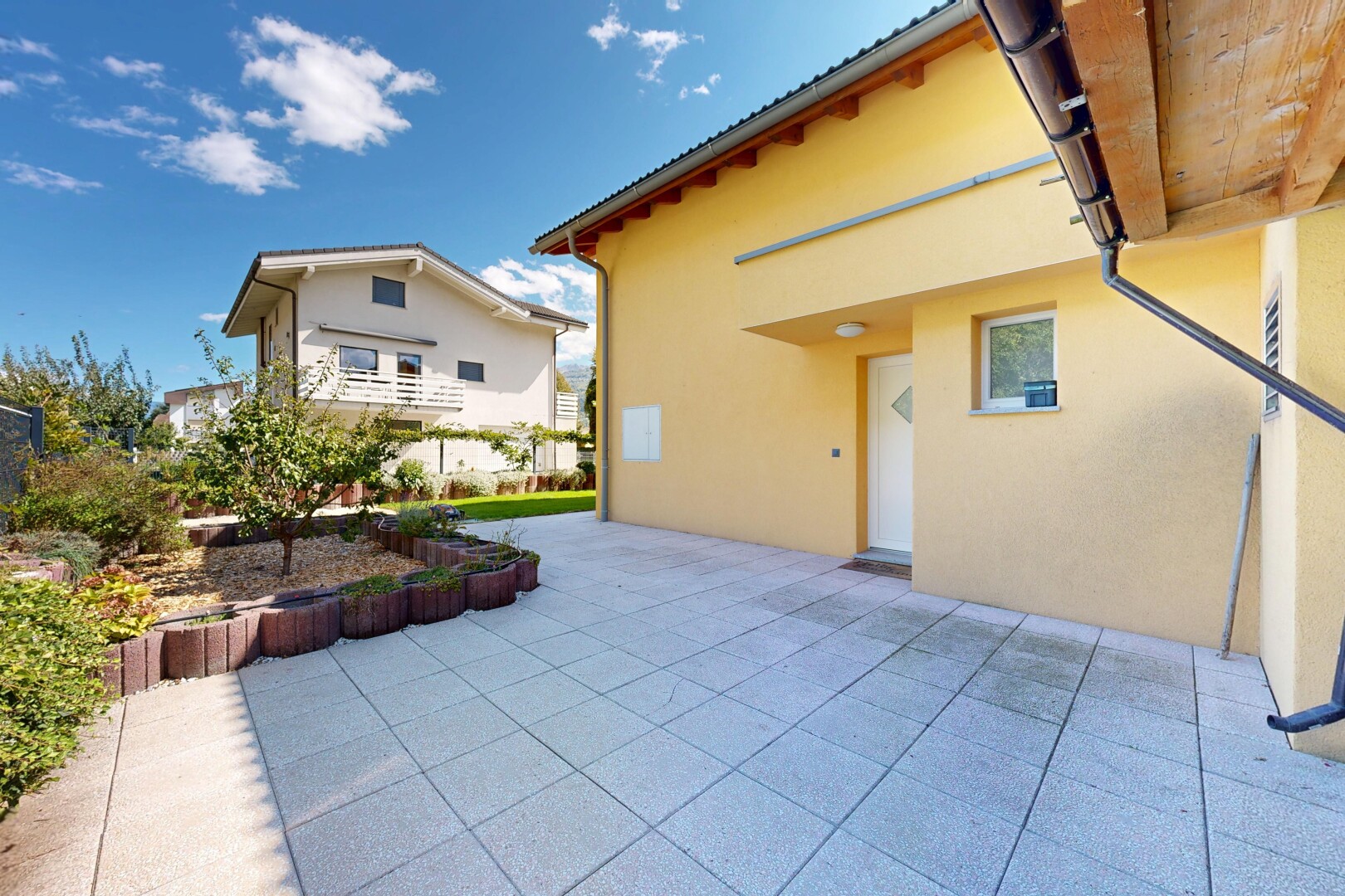 terrasse mit day time und property visible