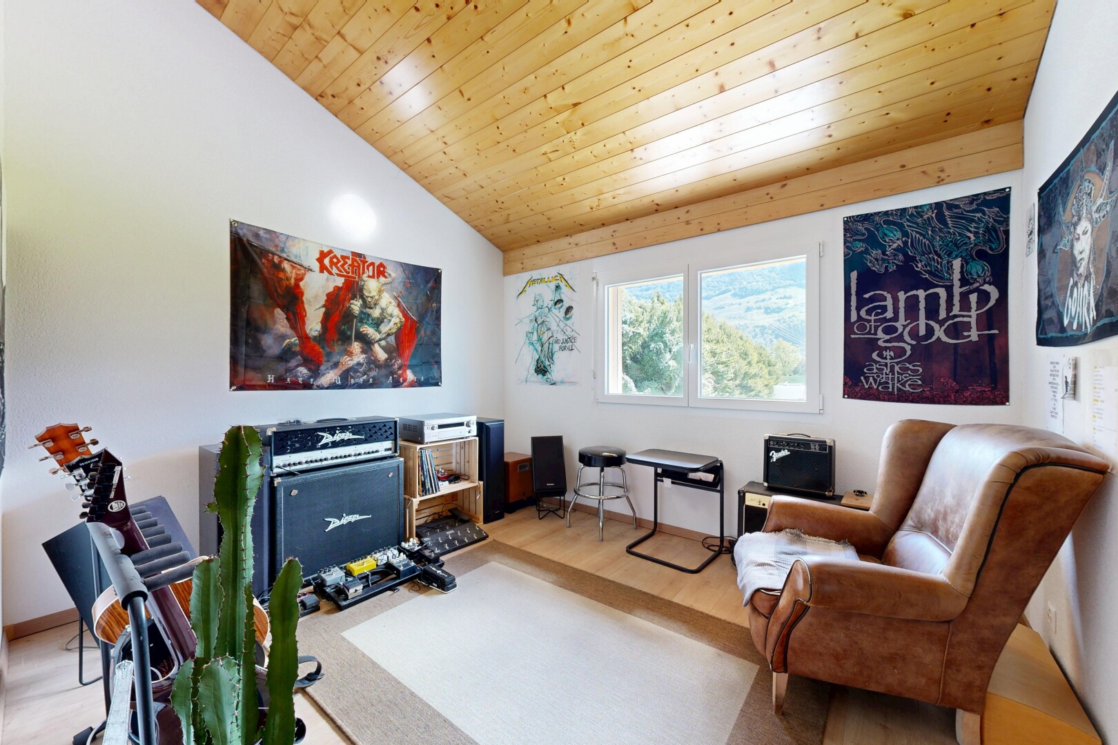 büro mit dachschräge, vaulted ceiling, natürliches licht, natural light, und inside property
