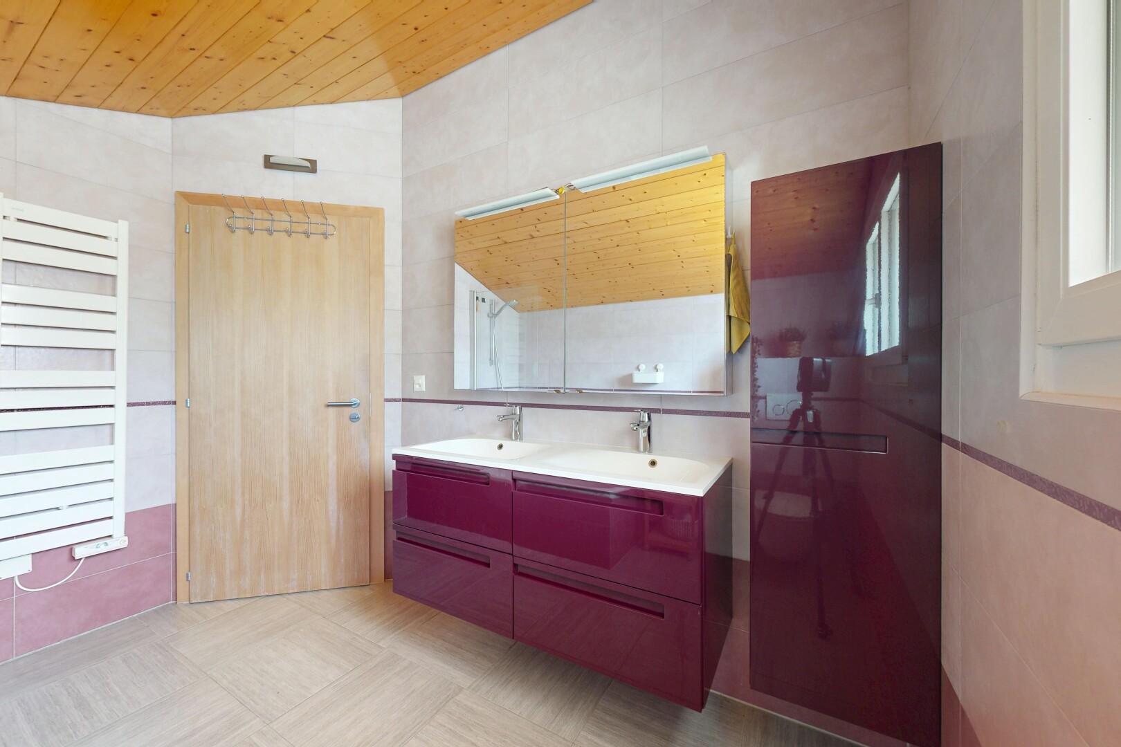bad mit handtuchwärmer, kühler, inside property, spiegel, und fliesenwand