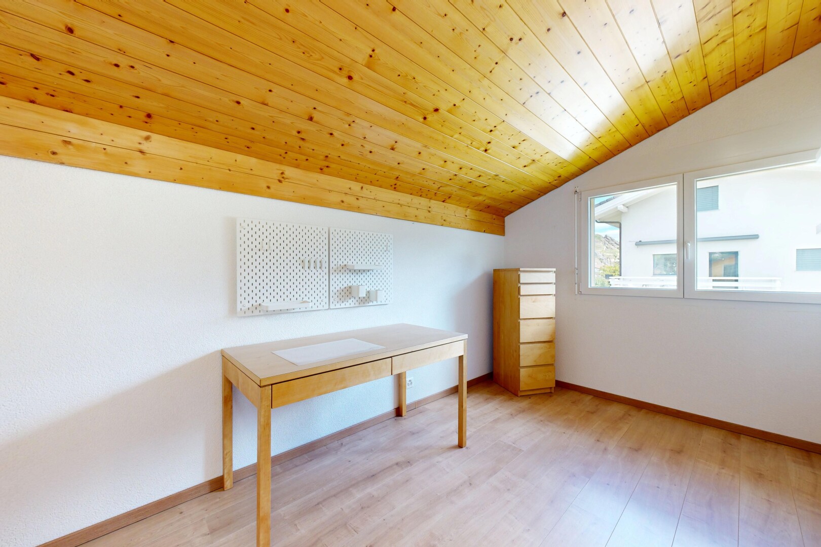 leerer raum mit holzfußboden, wood finish floor, inside property, holzdecke, und wood ceiling