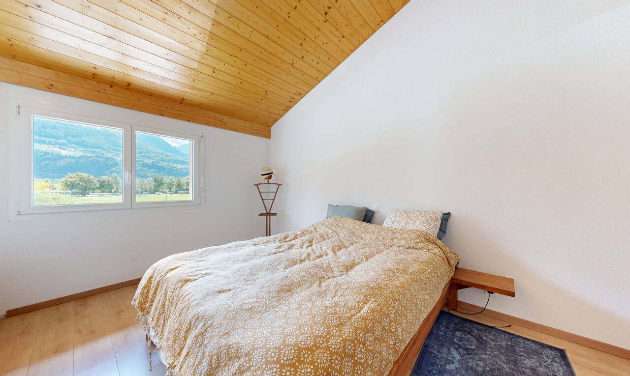 zimmer / schlafzimmer mit dachschräge, vaulted ceiling, sockelleisten, gipskartonwand, und baseboards wall