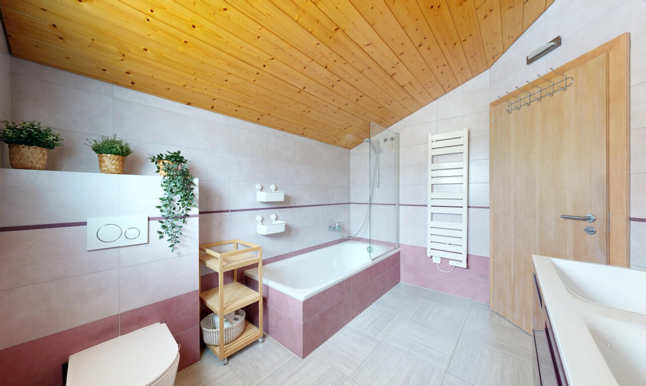 bad mit fliesenwand, tile wall, komplettes badezimmer, kühler, und inside property
