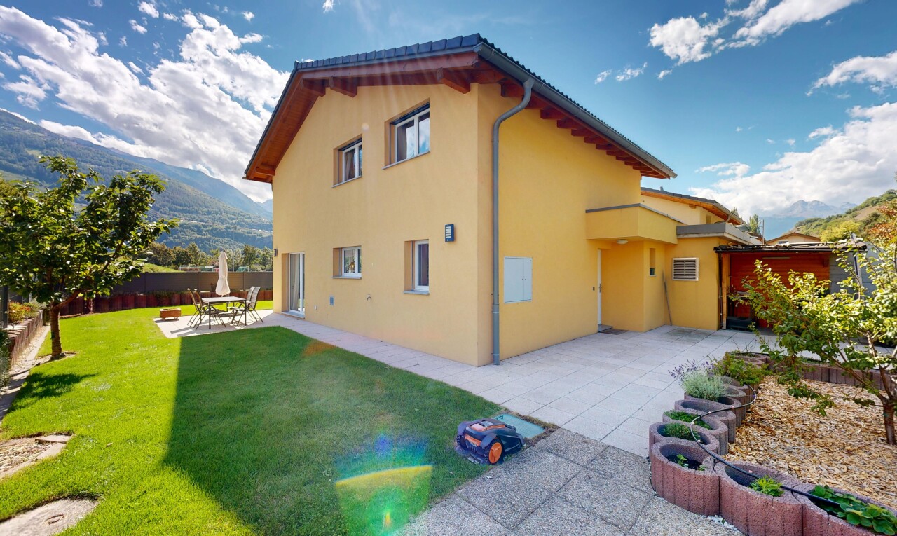 außenansicht mit zaun, property visible, stuckverkleidung, blick auf die berge, und mountain view