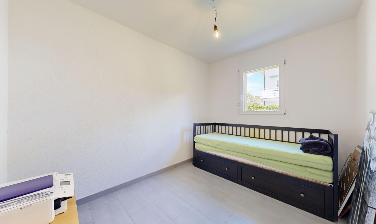 zimmer / schlafzimmer mit gipskartonwand, drywall, natürliches licht, natural light, und sockelleisten