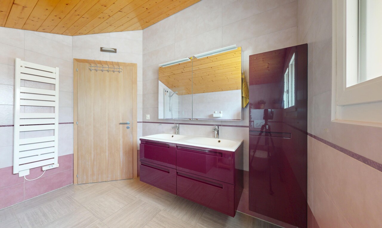 bad mit handtuchwärmer, kühler, inside property, spiegel, und fliesenwand