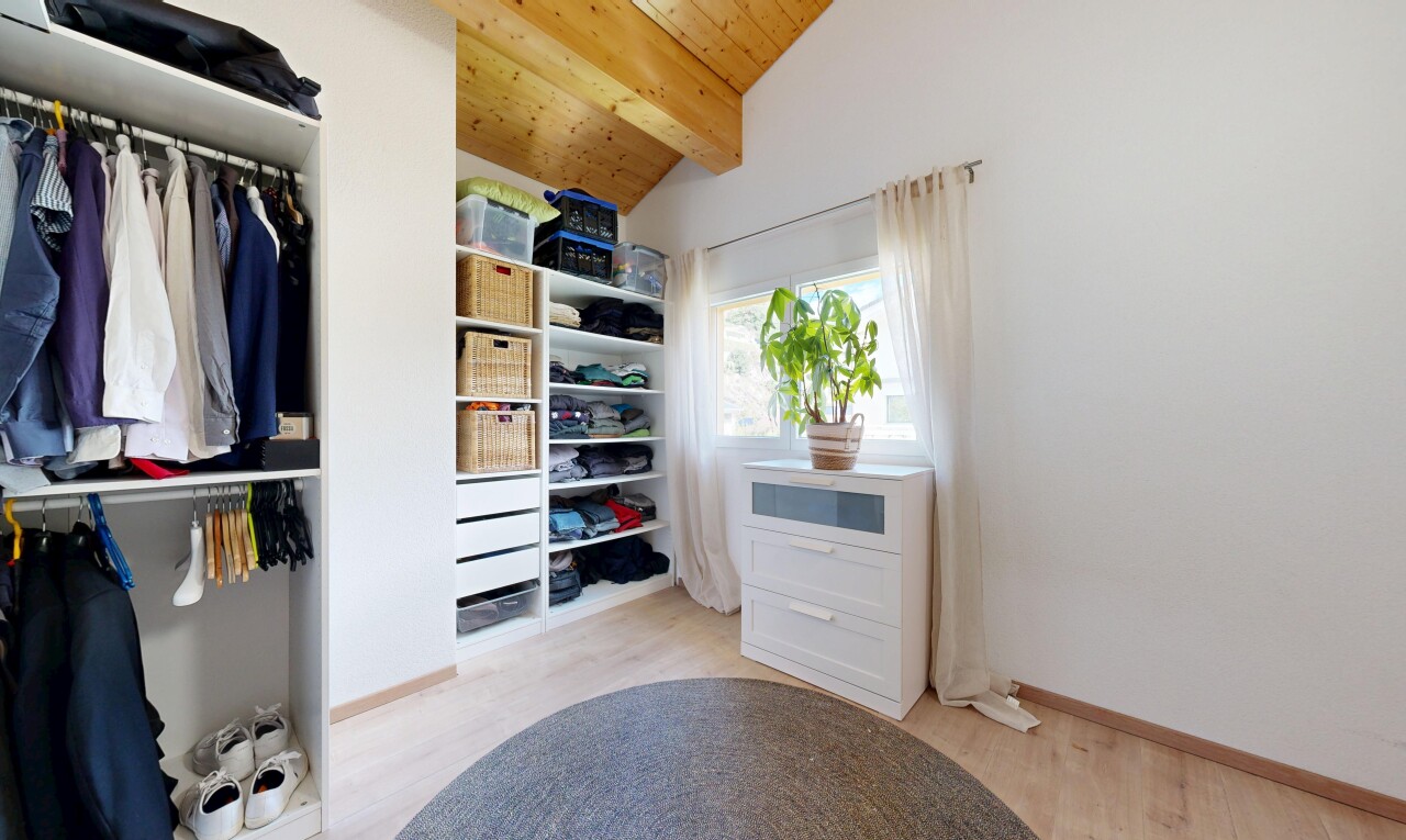 begehbarer kleiderschrank mit balkendecke, beamed ceiling, holzfußboden, wood finish floor, und dachschräge