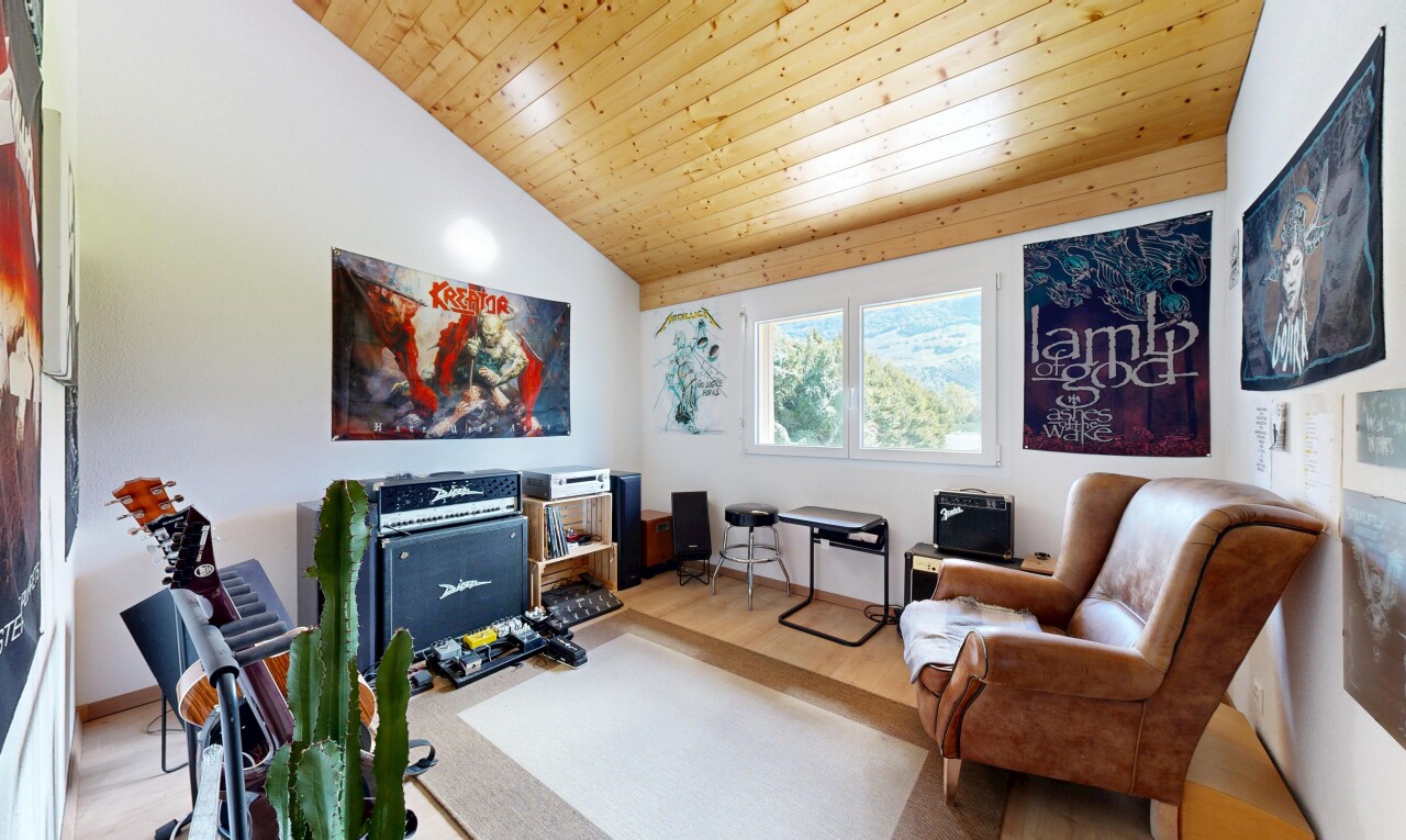 büro mit dachschräge, vaulted ceiling, natürliches licht, natural light, und inside property