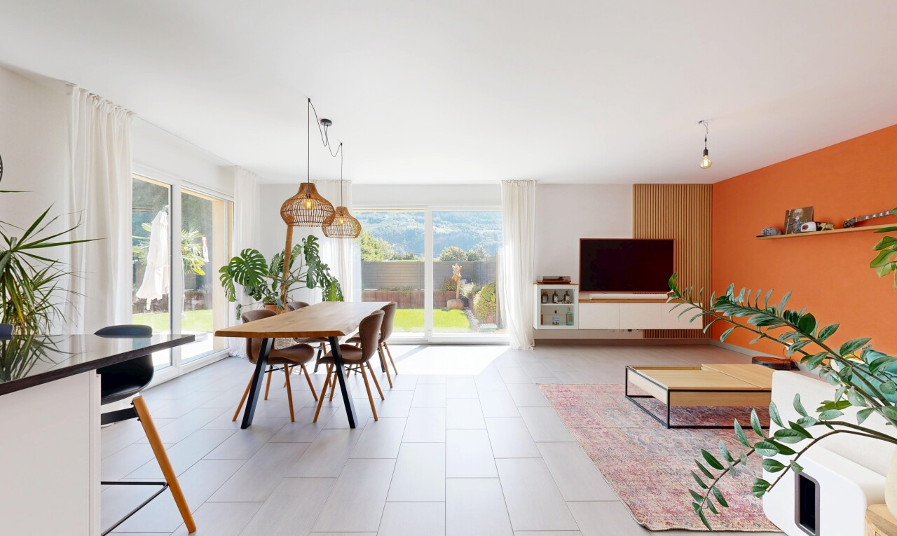 wohn- / esszimmer mit gipskartonwand, drywall, fernseher, natürliches licht, und natural light