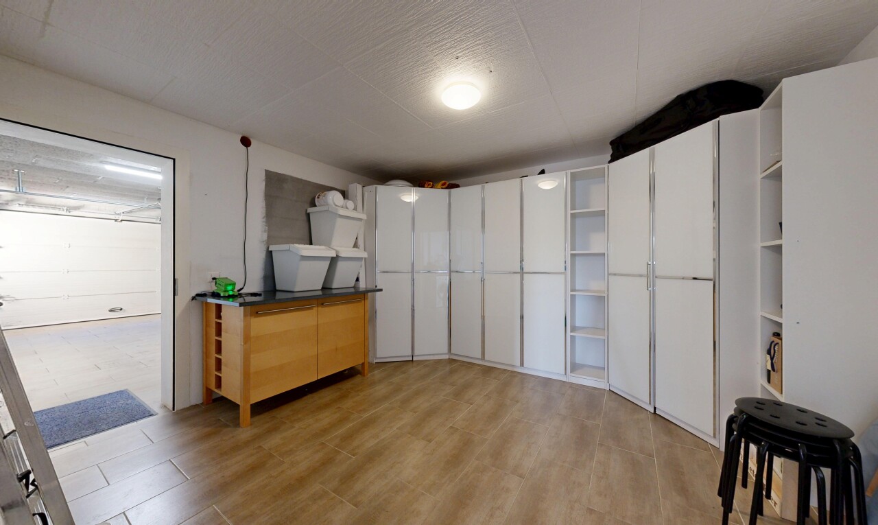 küche mit inside property, arbeitsplatten, holzfußboden, und wood finish floor