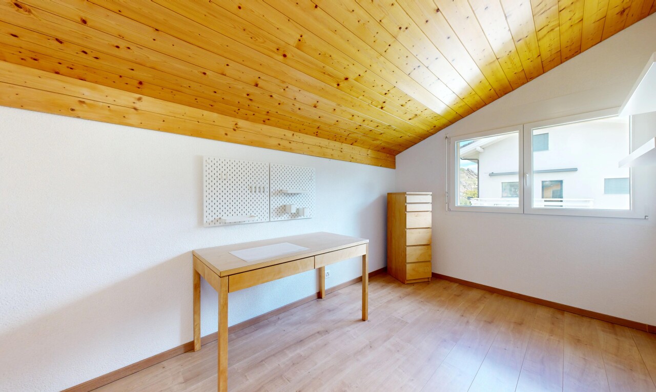 leerer raum mit holzfußboden, wood finish floor, inside property, holzdecke, und wood ceiling