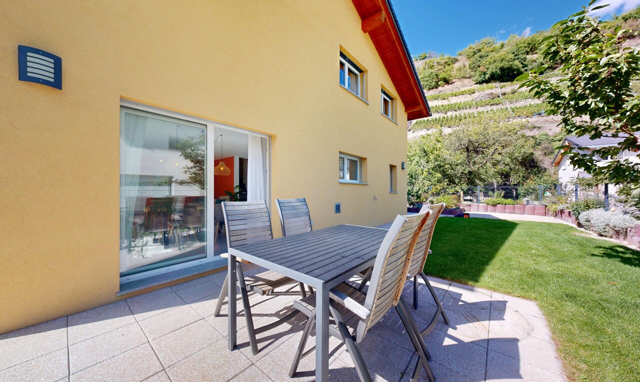 terrasse mit terrasse, essbereich im freien, rasen, property visible, und day time