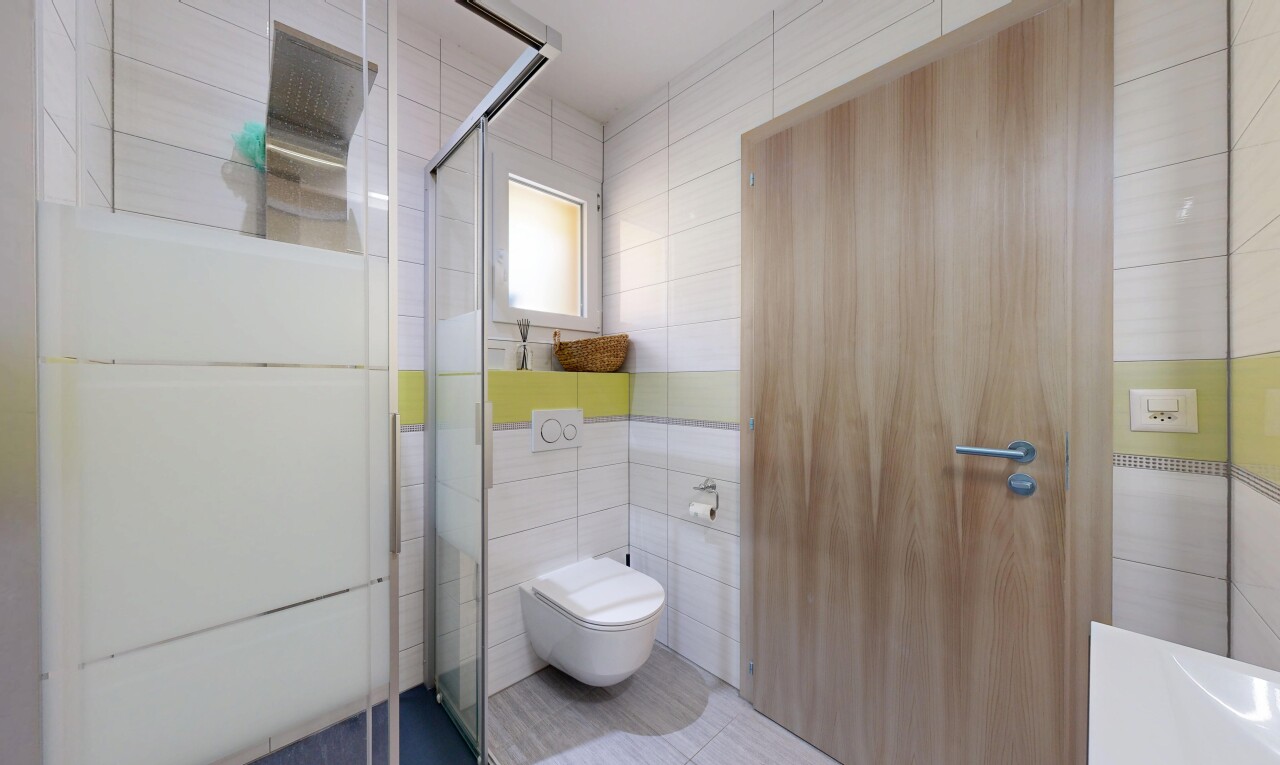 bad mit komplettes badezimmer, inside property, fliesenwand, tile wall, und dusche