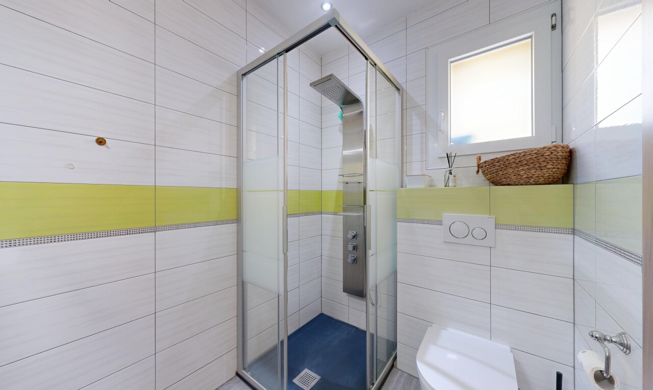 bad mit tile shower, komplettes badezimmer, dusche, inside property, und toilette