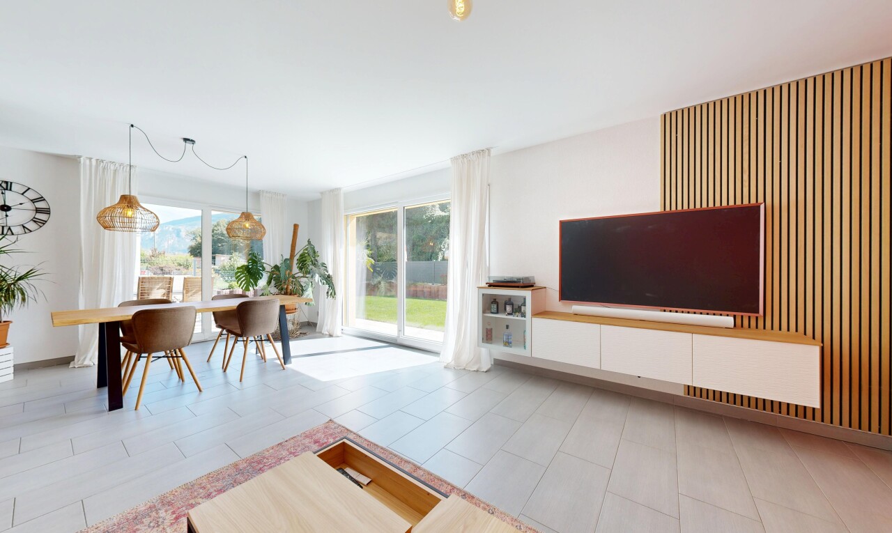 wohn- / esszimmer mit fernseher, natürliches licht, natural light, inside property, und gipskartonwand