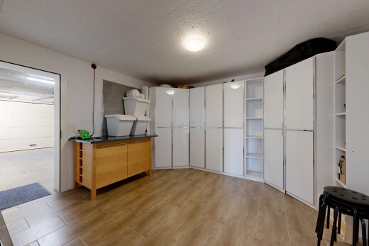 cuisine avec inside property, plans de travail, sol en finition bois, et wood finish floor