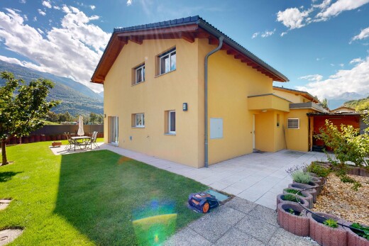 außenansicht mit zaun, property visible, stuckverkleidung, blick auf die berge, und mountain view