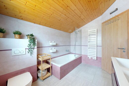 salle de bains avec mur en carrelage, tile wall, salle de bain complète, radiateur, et inside property