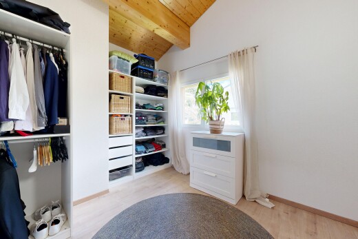 dressing avec plafond à poutres, beamed ceiling, sol en finition bois, wood finish floor, et plafond voûté