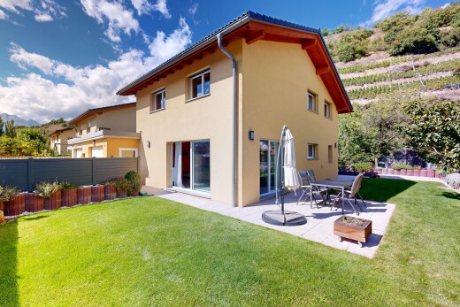 außenansicht mit zaun, rasen, property visible, stuckverkleidung, und terrasse