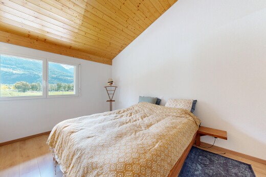 zimmer / schlafzimmer mit dachschräge, vaulted ceiling, sockelleisten, gipskartonwand, und baseboards wall