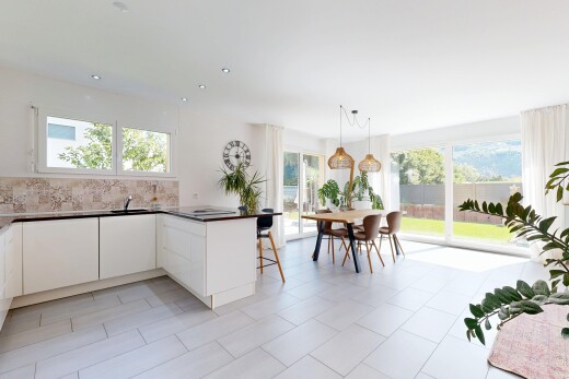 küche mit pendelleuchte, natürliches licht, natural light, weiße schränke, und küchentheke