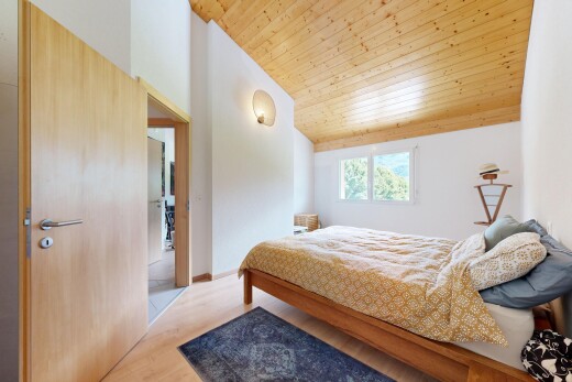 chambre avec plafond voûté, vaulted ceiling, lumière naturelle, natural light, et plafond en bois